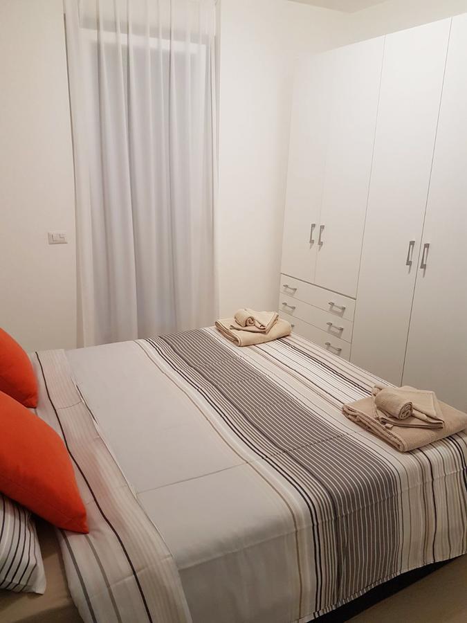 Baia Blu - Luxury Apartments With Pool Cremia Luaran gambar